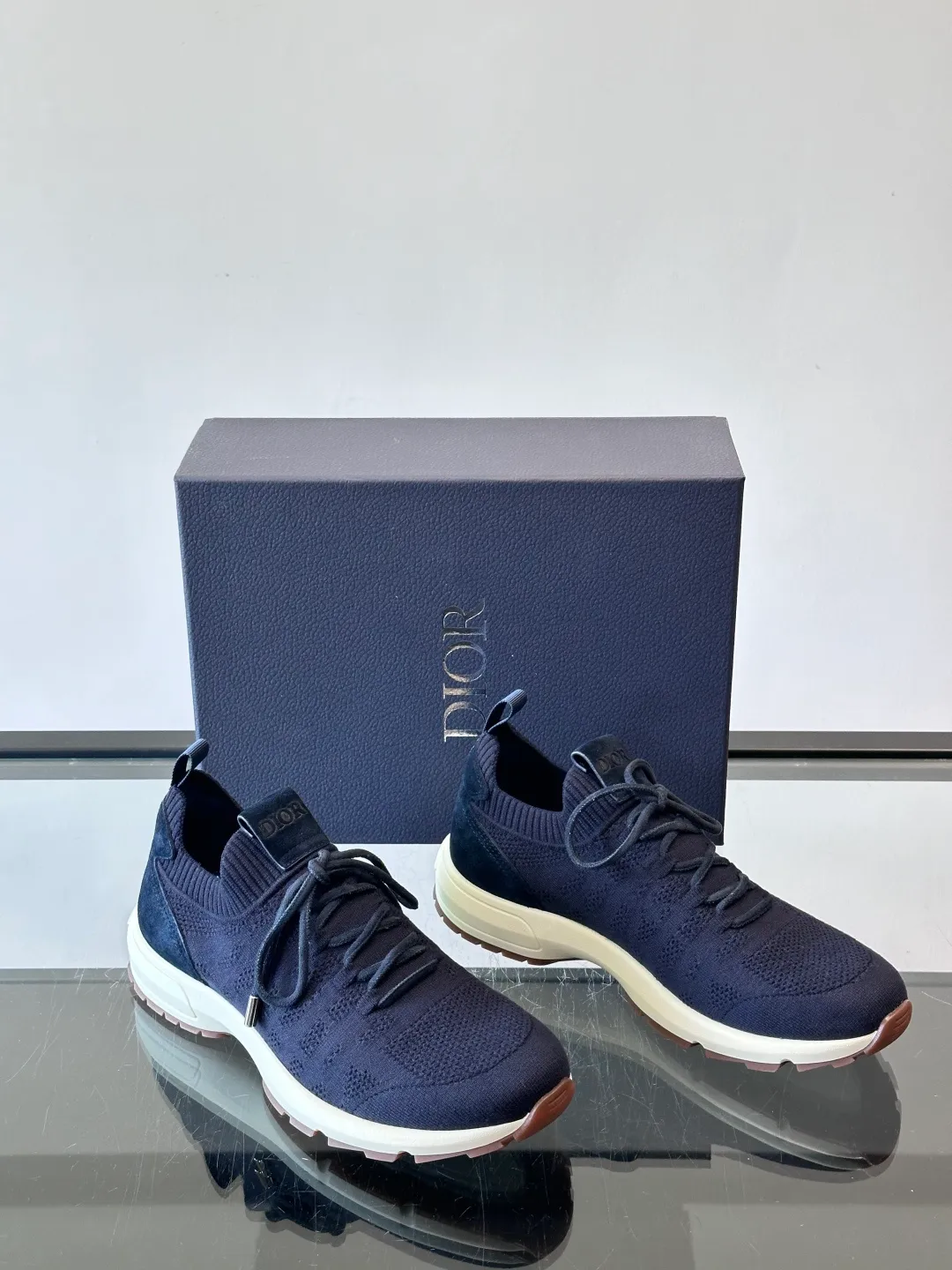 Men's Men's Shoes 💰p440 "Dior" B80 sneakers are a new product of Dior men's series, focusing on comfort and fashion. The upper is made of breathable mesh + fabric splicing, which is lightweight and fits the shape of the foot, making it super comfortable for daily wear. The sole is made of rubber, which has great grip and wear resistance, and is suitable for commuting or light sports. The overall style is simple, the gray tone is versatile, and the shoelaces are adjustable for a more stable fit. Designed by Kim Jones, it is both practical and trendy. It is one of the new hot items in early spring①. size: 39-45 (38.46 customized)